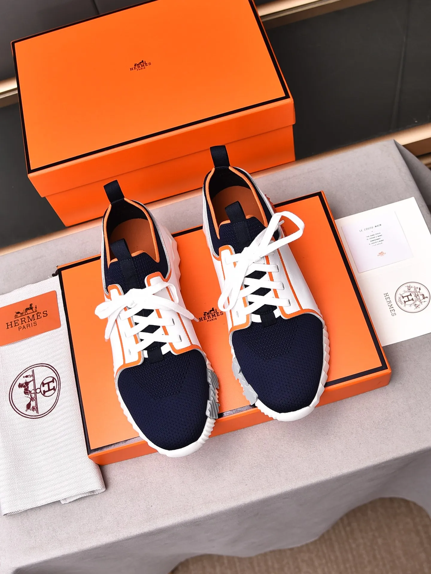 Factory price PP600 [Hermes] fe new arrival~ New Bouncing sneakers are the most comfortable shoes from Hermès, no one else⃣️. They are very light on the feet and look great. You won’t feel tired even when you go shopping and running around. 👍 Very light and comfortable, very light, suitable for both sports and leisure, and feel great when you step on them! It’s up to you to choose, there’s always what you want~ ✔️Fabric: Imported first-layer cowhide + high-elastic fly weave ✔️Inner lining: Imported water-dyed cow lining ✔️Outsole: Seamless combination of IP+TPU (multi-color letters) German technology irradiation machine ✔️Code number: Male 38-44 (45 customized)